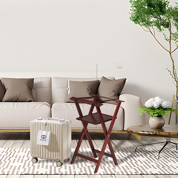 Đặt kệ để vali gần bàn tiếp khách
