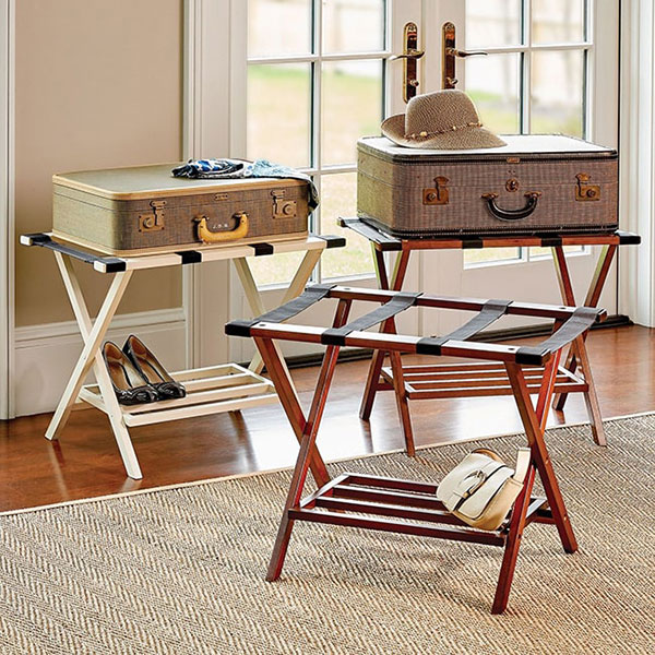 Hành lý được bảo quản trang trọng trên các giá kệ