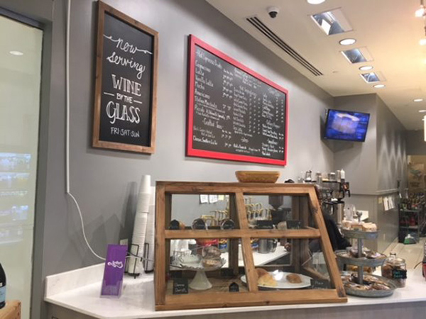 Bảng menu treo tường giúp tiết kiệm diện tích