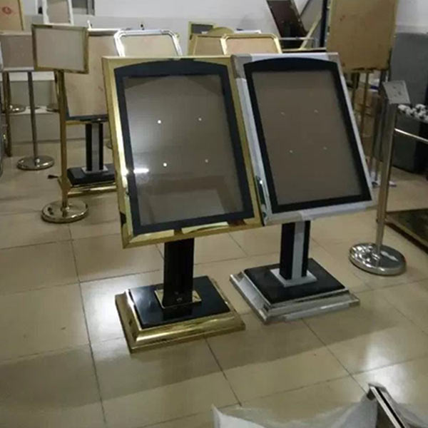 bảng wellcome khách sạn kém chất lượng