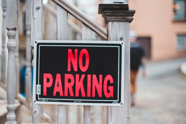 Biển báo cấm đỗ xe giúp không gian trật tự bên ngoài ổn định hơn