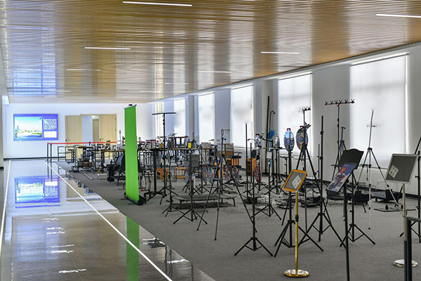 Showroom rộng rãi bày mẫu và luôn có nhân viên hỗ trợ