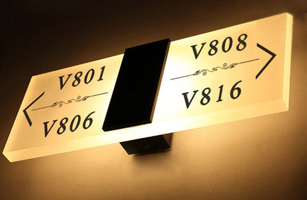 Bảng chỉ dẫn biển số phòng tại cầu thang