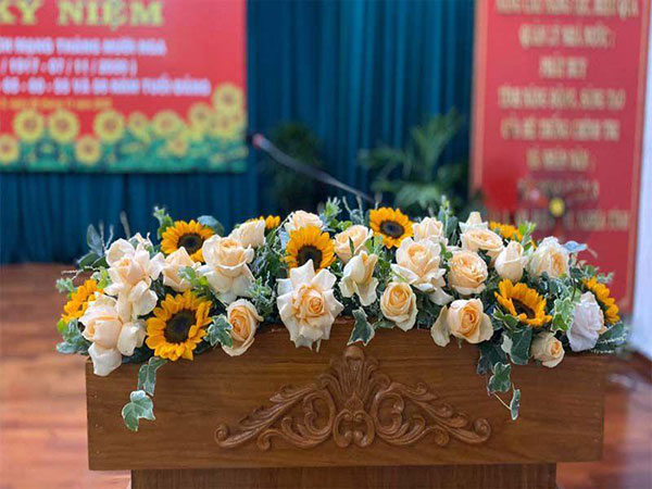 Hoa trang trí đơn giản cho bục đứng