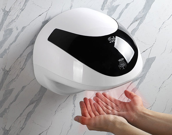 Rất nhiều gia đình hiện nay đã trang bị máy sấy khô tay trong nhà