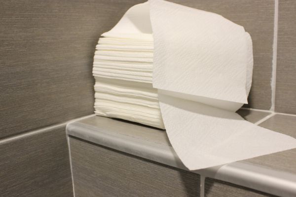 Giấy vệ sinh để lung tung dễ nhiễm khuẩn