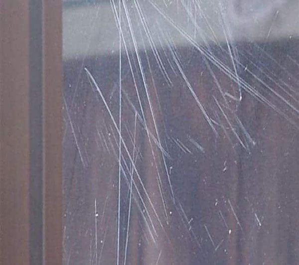 Bề mặt Mica dễ ố vàng và trầy xước