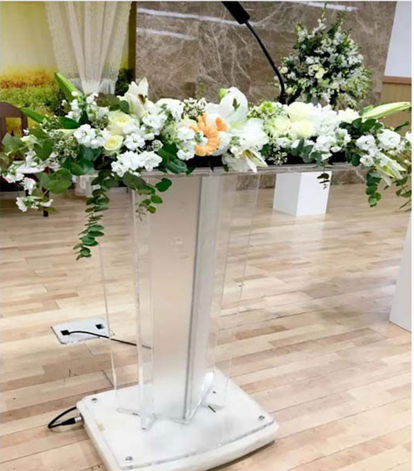 Bục Mica đứng phát biểu màu trắng