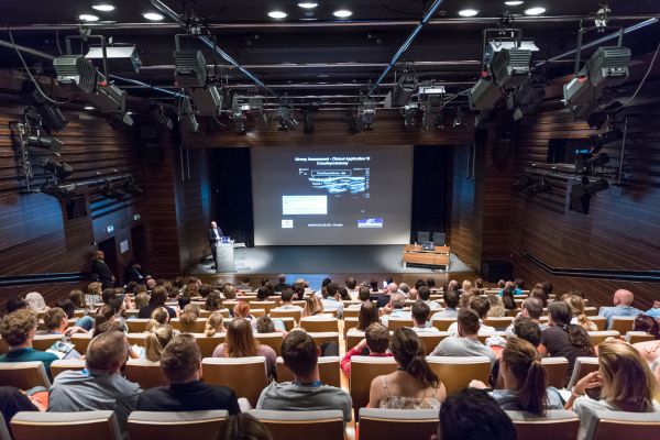 Bục phát biểu đặt góc và màn trình chiếu cỡ lớn ở giữa sân khấu