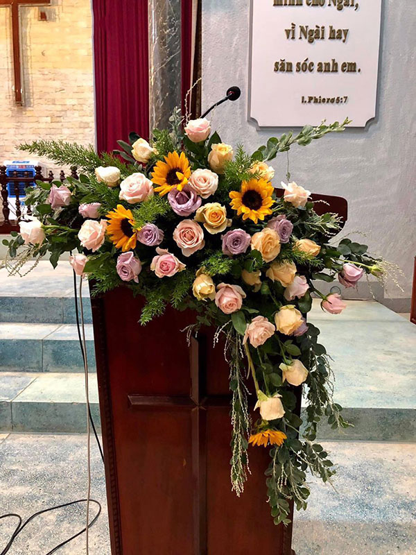 Trang trí bục đứng bằng hoa tươi