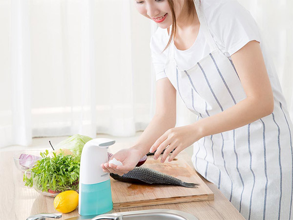 Đặt tay dưới vòi phun để cảm biến nhận diện tay