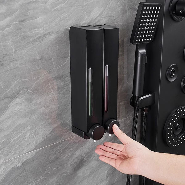 Bình nhựa treo tường giúp không gian rộng và thoáng hơn