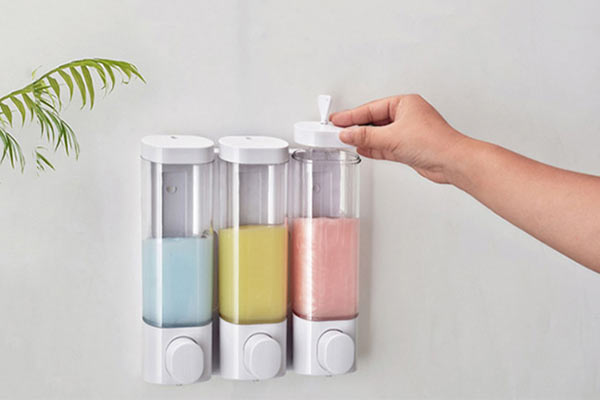 Trang bị bình đựng nước rửa tay nắp có khóa để tránh hao hụt nước