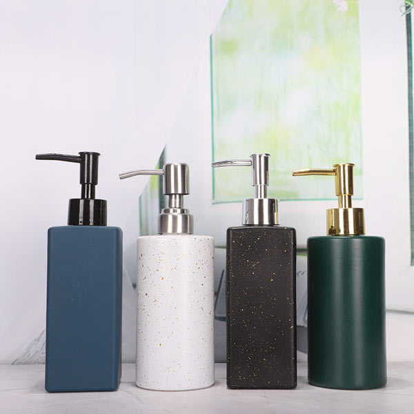 Bình sứ khá dễ vỡ khi rơi