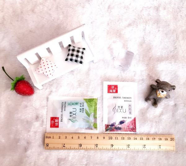 Gói dầu gội sữa tắm dùng xong tạo rác thải lớn