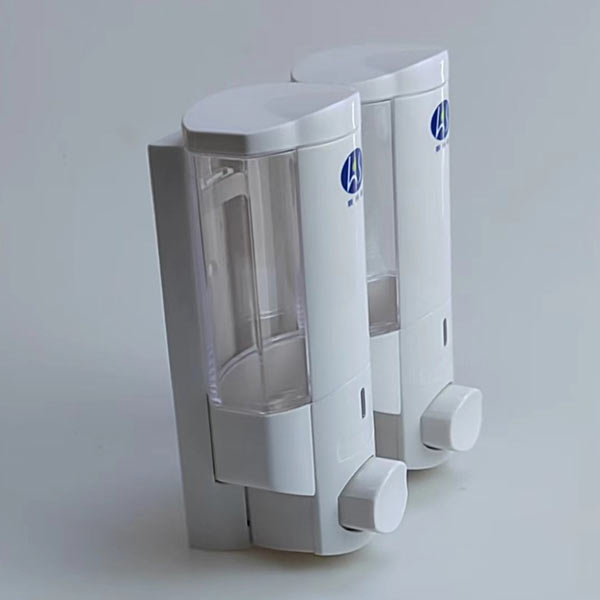 Bình nhựa để nước rửa tay, dầu gội thường có giá rẻ