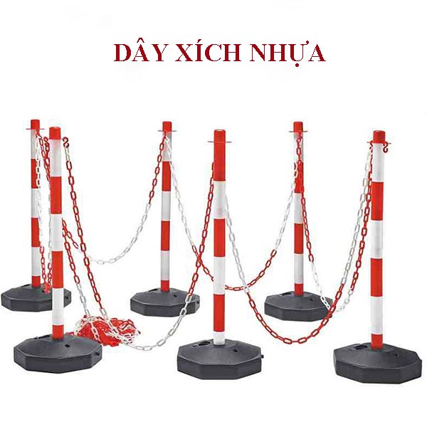 Các trụ cảnh báo được nối với nhau bằng dây xích