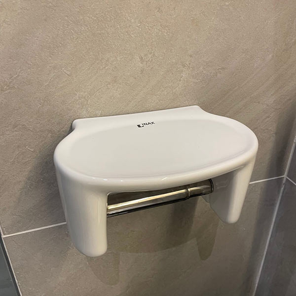 Chất liệu sứ dễ vỡ và giá thành thường cao