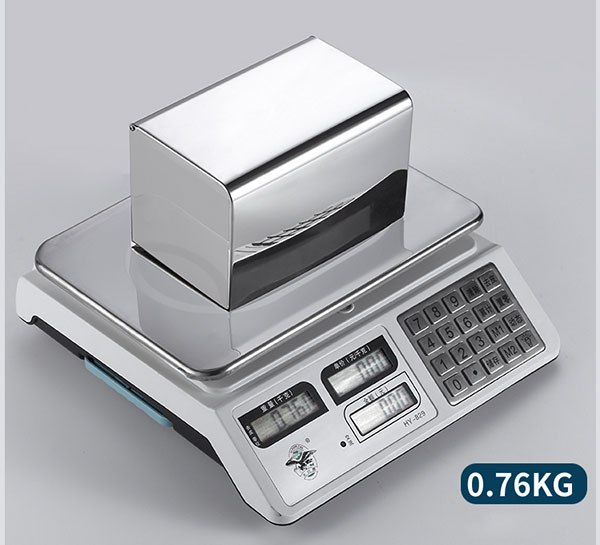 Kiểm tra trọng lượng hộp đựng giấy vệ sinh xem có giống thông số công bố không