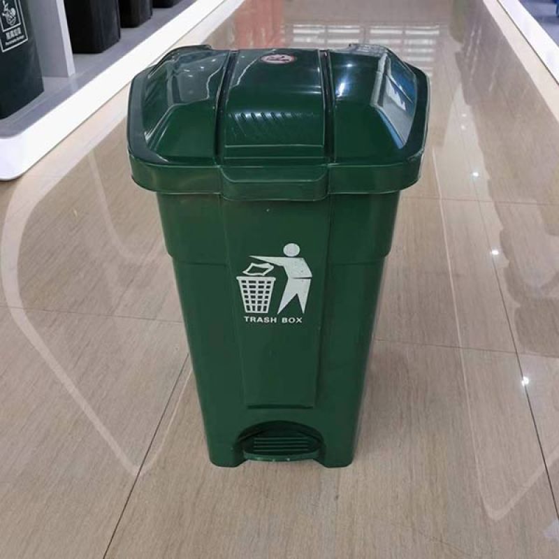 Cận cảnh mặt trước thùng rác màu xanh 70L