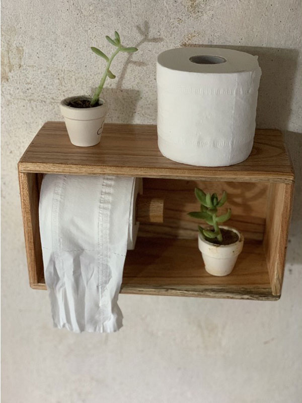 Hộp gỗ để giấy vệ sinh nặng hơn nên yêu cầu lắp đặt khó hơn