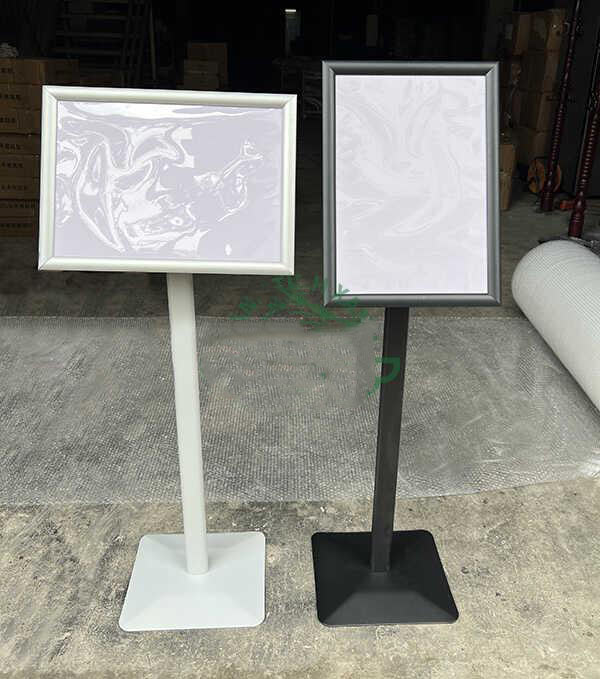 Hình ảnh chụp thật hai mẫu bảng chỉ dẫn thông tin bằng hợp kim nhôm