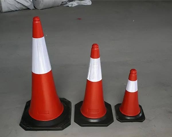 Cọc tiêu giao thông nhựa Hành Tinh Xanh