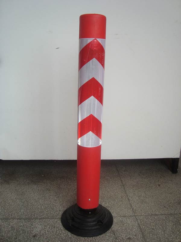 Mẫu cọc tiêu nhựa có phản quang chụp tại kho hàng