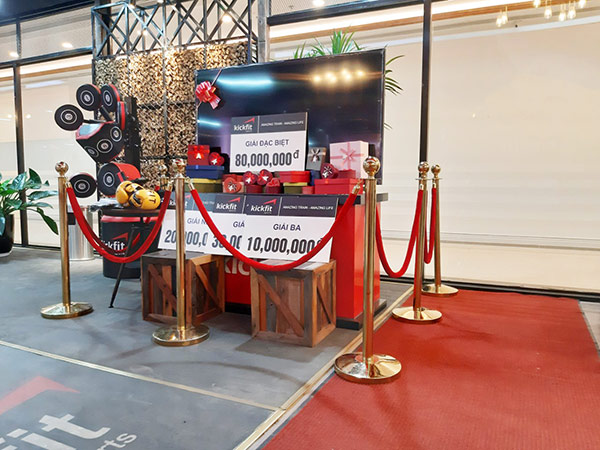 Hình ảnh cột chắn inox vàng được sử dụng tại sự kiện