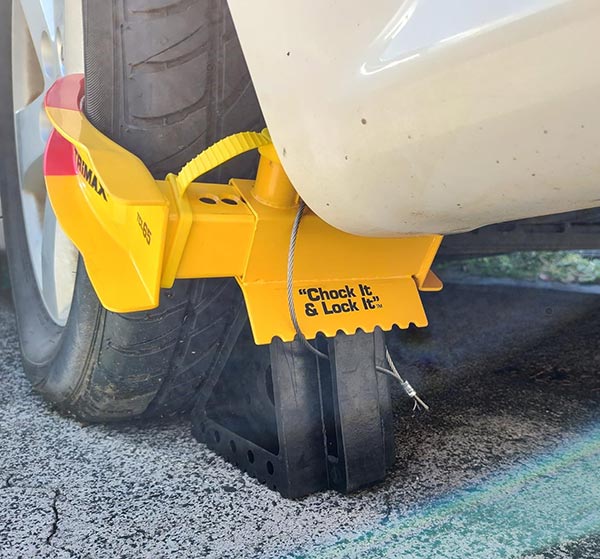 Chỉ cần đặt cục chặn sau bánh xe, 