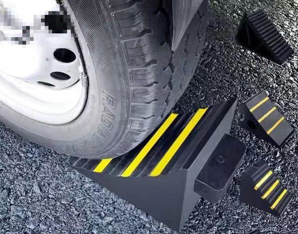 Cao su chặn lùi, giúp bánh xe không trượt dốc