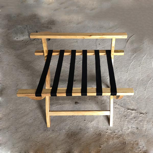 Ảnh giụp kệ gỗ kê vali tại kho Hành Tinh Xanh