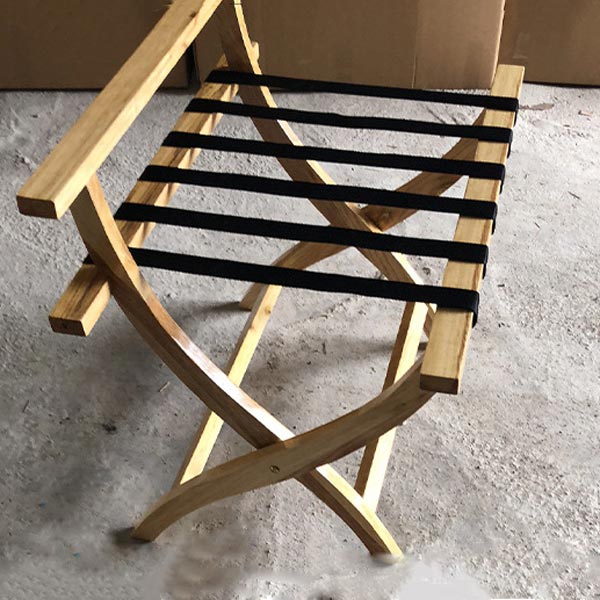 Ảnh giụp kệ gỗ kê vali tại kho Hành Tinh Xanh