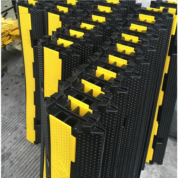 Hành Tinh Xanh luôn có sẵn gờ giảm tốc bảo vệ dây cáp