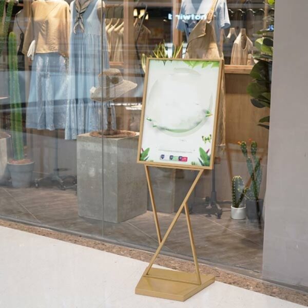 Bảng chào đón welcome đặt trước cửa hàng