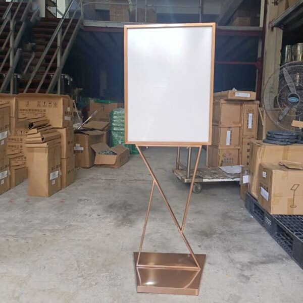 Hình ảnh bảng welcome chào mừng chụp tại kho