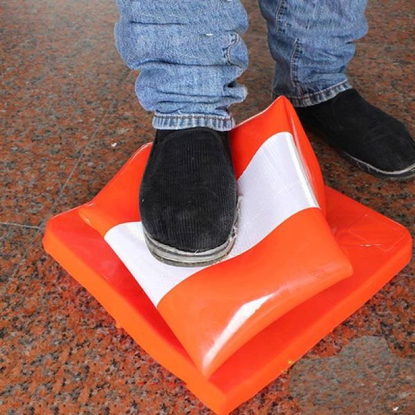 Cọc tiêu bằng nhựa PVC bền bỉ, đàn hồi tốt