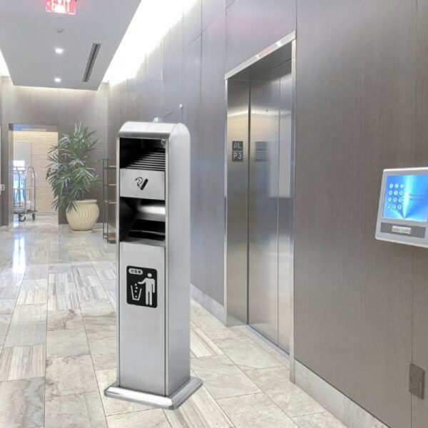 Cây đựng tàn thuốc đặt ở khu vực hành lang cho phép hút thuốc