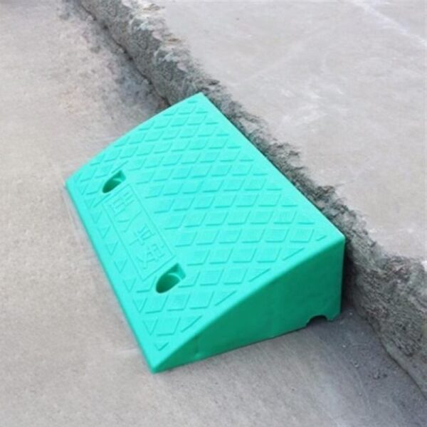 Dốc lên xuống xe đặt ở lề đường