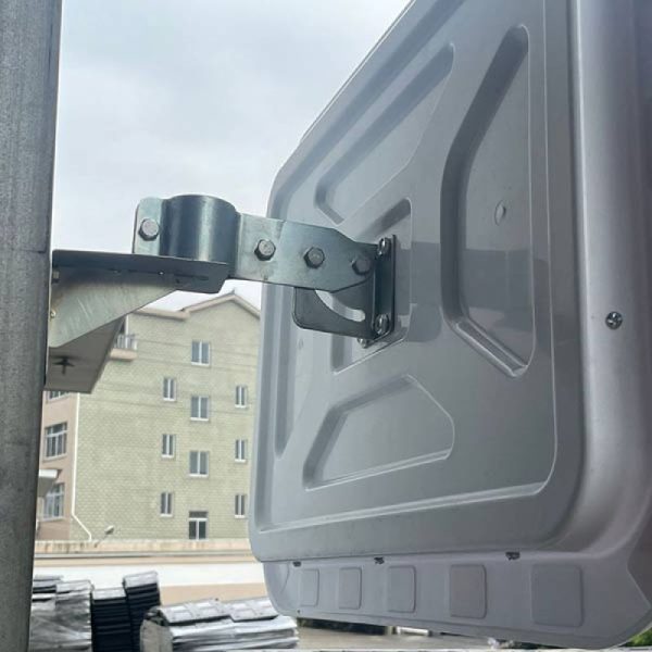 Giá đỡ đằng sau giúp việc lắp đặt gương cầu giao thông dễ dàng hơn