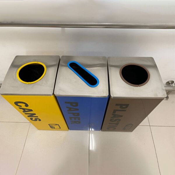 Cửa xả rác phía trên, không nắp nên rất tiện lợi