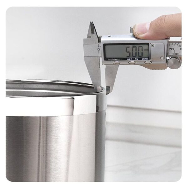 Lớp inox chất liệu dày dặn giúp thùng rác bền hơn