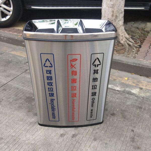 Hình ảnh thùng rác 3 ngăn đặt ở đường phố