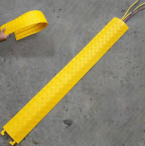 Khe rãnh rộng nên chứa được nhiều dây cáp điện