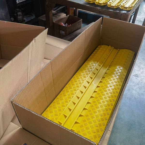 Các tấm nhựa bảo vệ dây cáp, điện được đóng gói cẩn thận