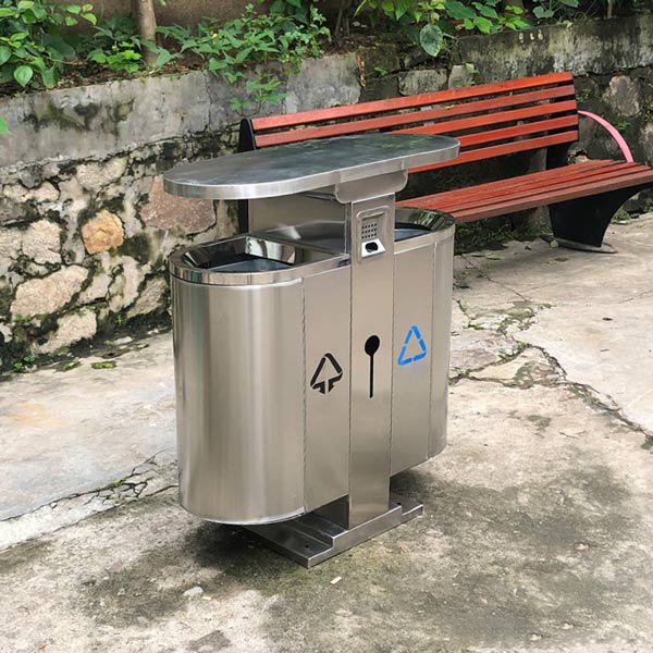Hình ảnh lắp đặt và sử dụng thực tế Thùng rác inox 2 ngăn có gạt tàn