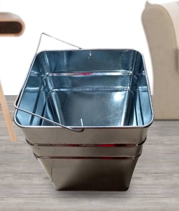 Thùng tôn đựng rác trực tiếp bên trong