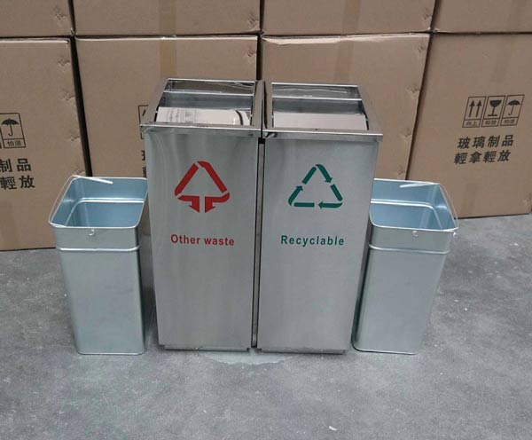 Mẫu thùng rác ngoài trời nắp bập bênh có gạt tàn