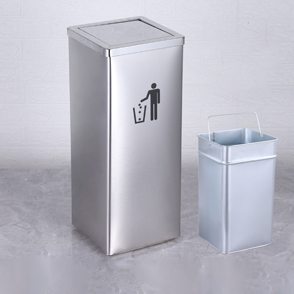 Thùng tôn hoa chứa rác ở bên trong