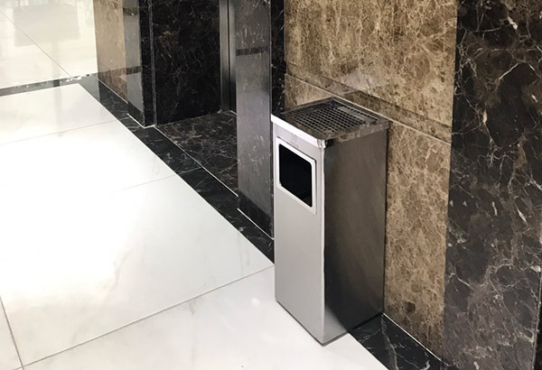 Thùng rác đặt tại hành lang văn phòng